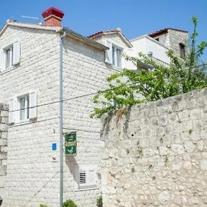 https://apartments-ivomar.hotels-in-trogir.com